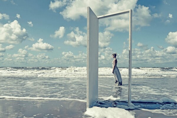 La jeune fille à la porte sur le front de mer