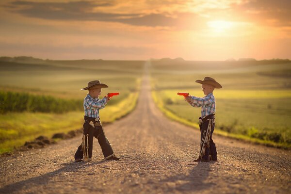 Niños gemelos jugando en la carretera