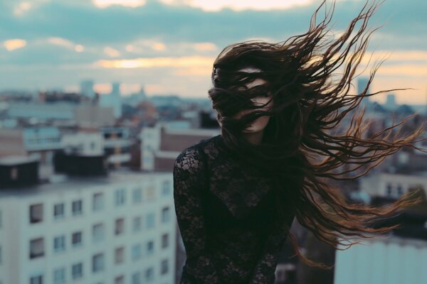 Der Wind bläst die Haare des Mädchens