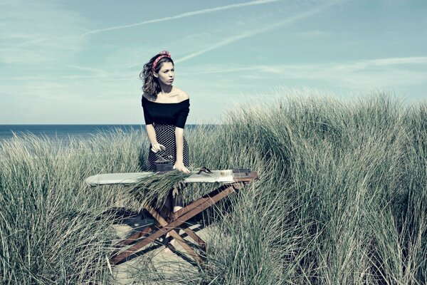 Fille dans l herbe caresse le fer mtrava