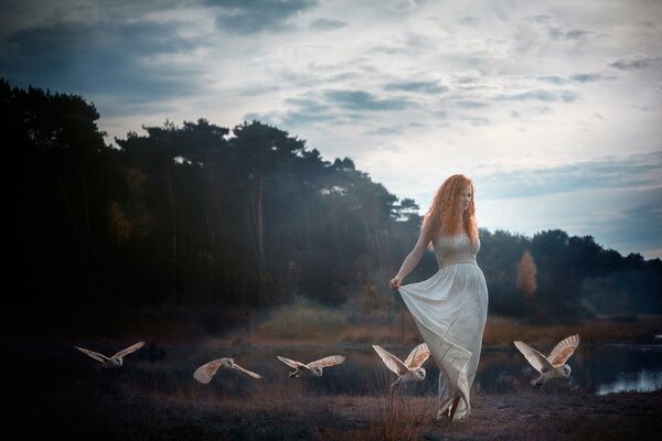 Fille rousse en robe blanche