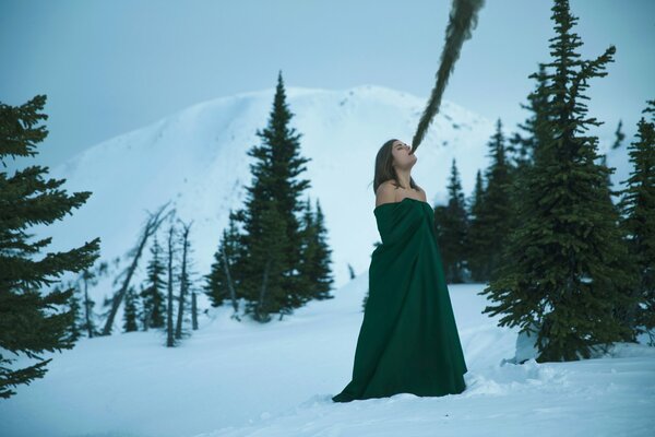 Ragazza in abito verde sulla neve