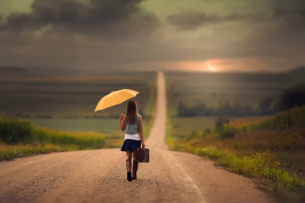 Foto niña caminando con paraguas amarillo