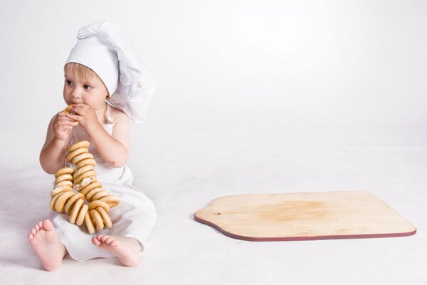 Kinder-Fotoshooting mit Bagels und Küchenuniformen