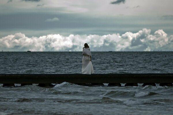 Fille regardant la mer qui fait rage