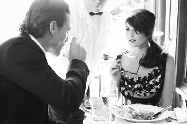 Gemma arterton et luke evans dans le restaurant