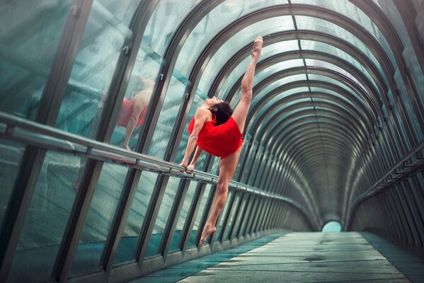 Julie Márquez. Bailarina haciendo guita