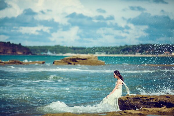 Belle fille en robe blanche