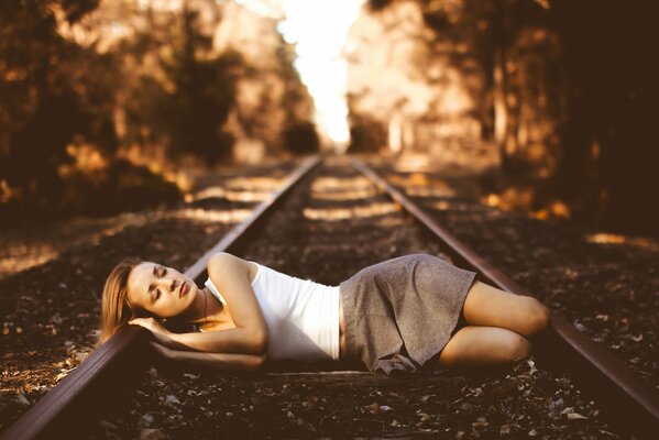 La jeune fille est sur les rails