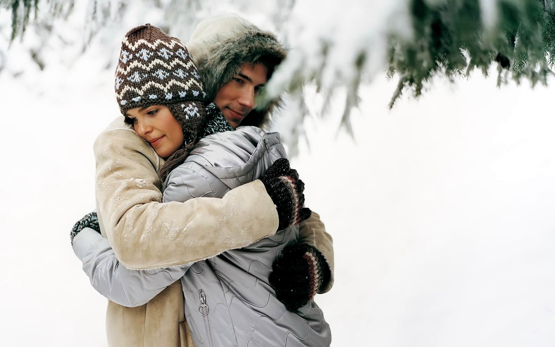 hiver neige couple amoureux étreintes tendresse joli sourire