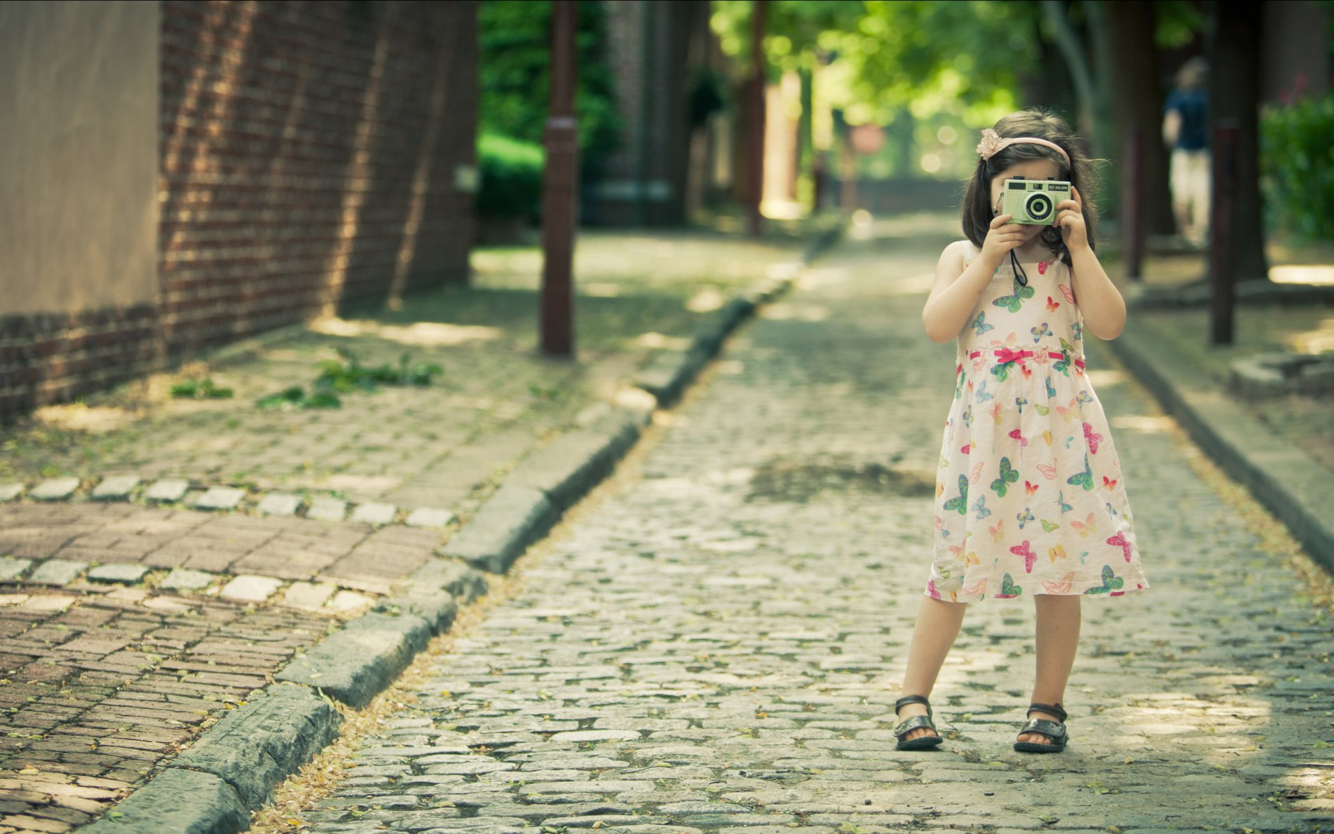 humeur filles fille filles enfants fille enfants bambins joie bonheur robe robes appareil photo rues rue route été fraîcheur promenade