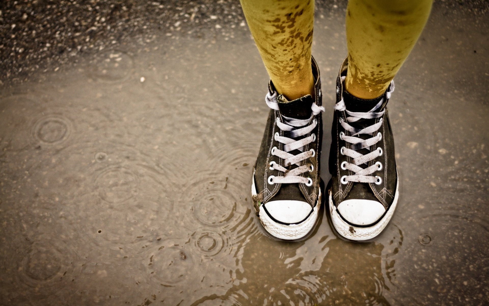 baskets flaque d eau giaz pluie lacets