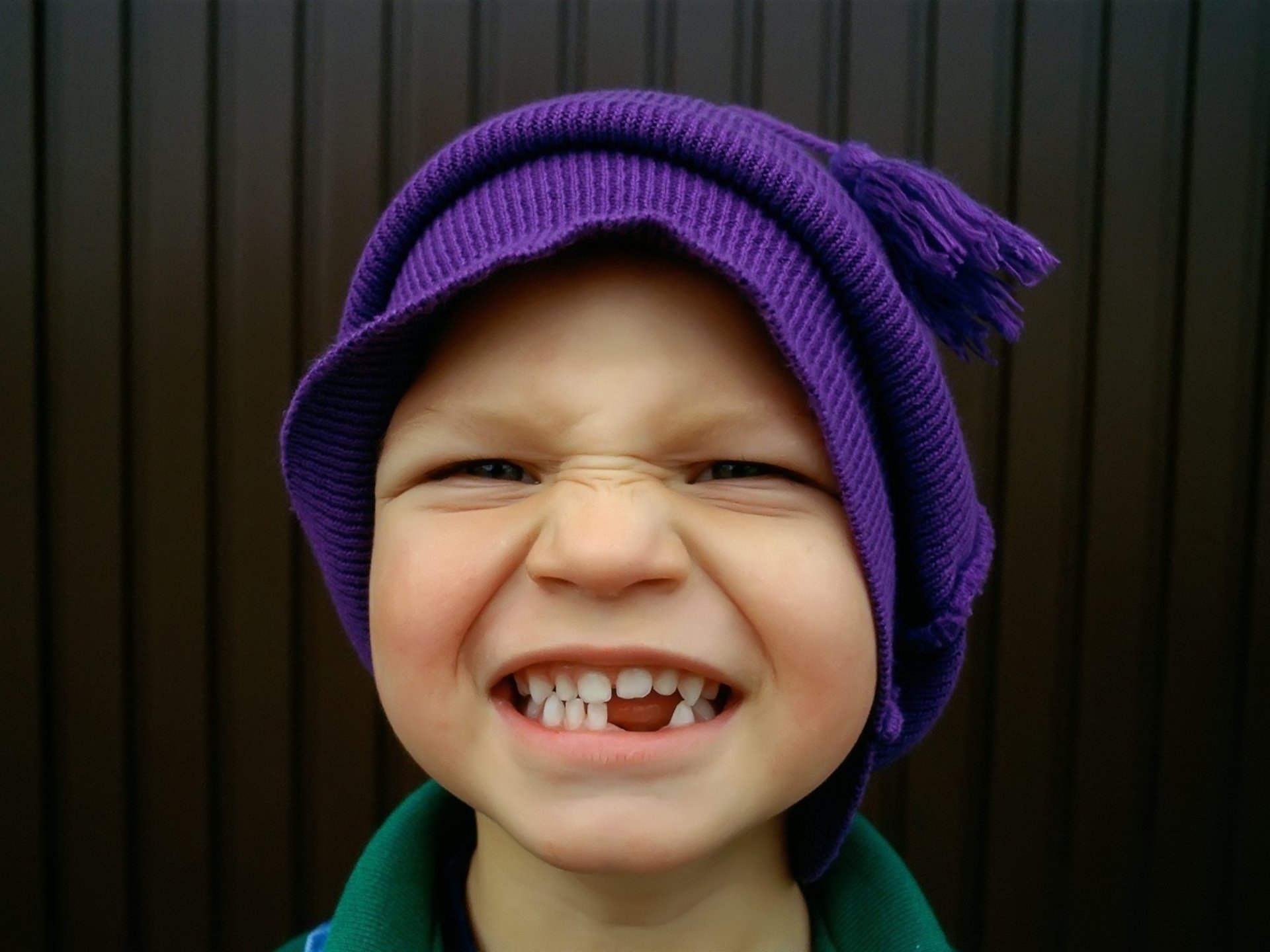 ragazzo bambino contorto sorriso denti cappello bubbone