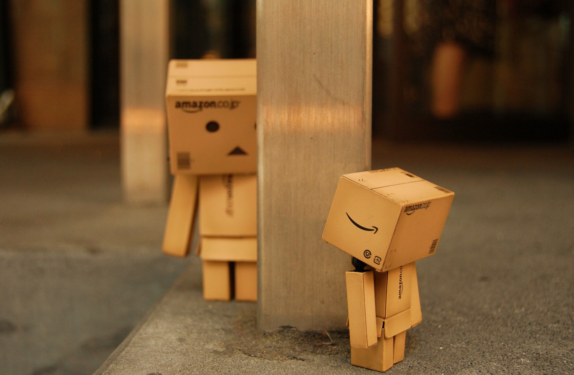 danbo caja robot juguete danboard cartón macro danbo poste juego escondite encontrar encontrar observación