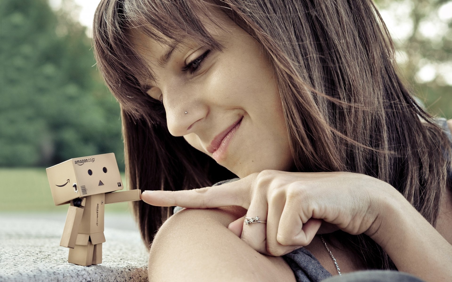 robot carton boîte danbo fille piercing sourire doigt anneau