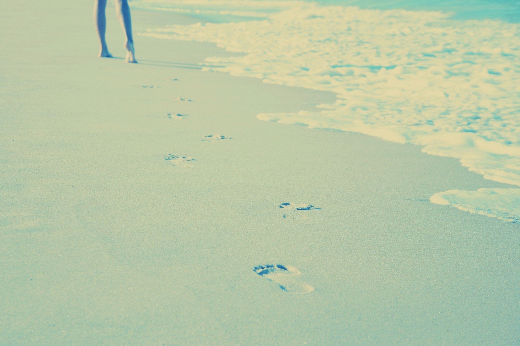 sand strand fußabdruck fußabdrücke welle füße mann mädchen meer wasser warm sommer sonne licht freude erholung stimmung wollen am meer