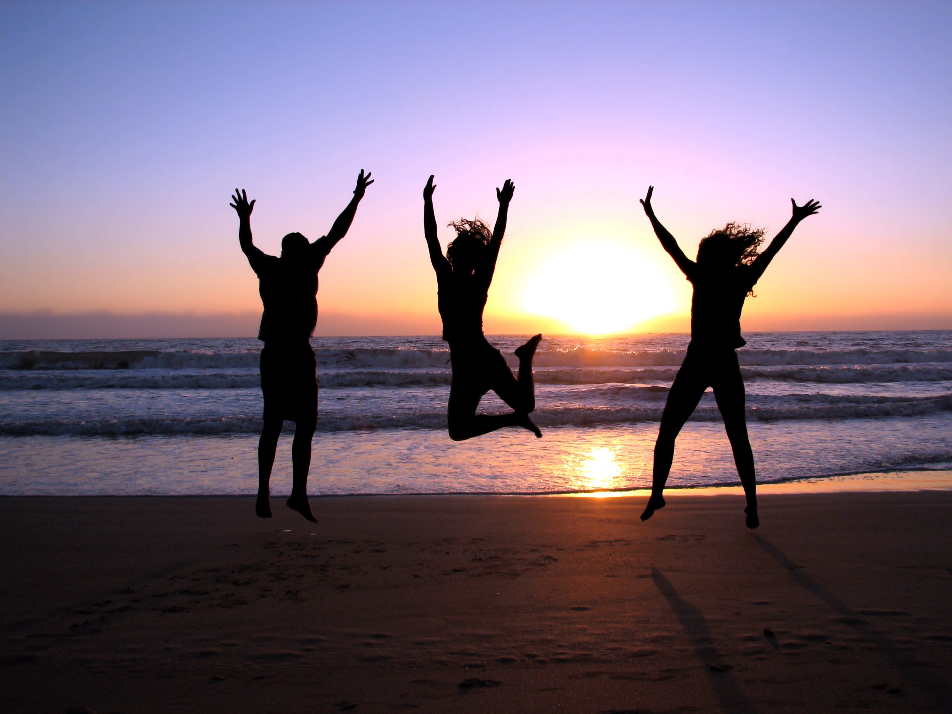 tre gioia salto ragazze ragazzo mare tramonto spiaggia spiaggia