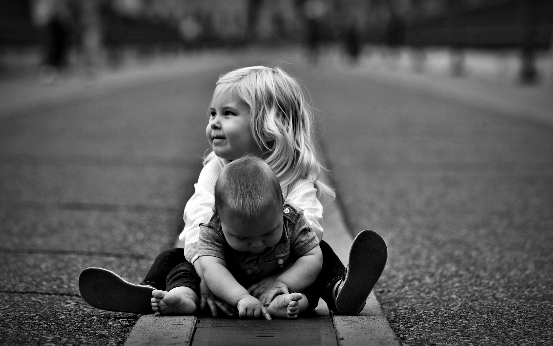 bambini ragazzo ragazza strada in bianco e nero