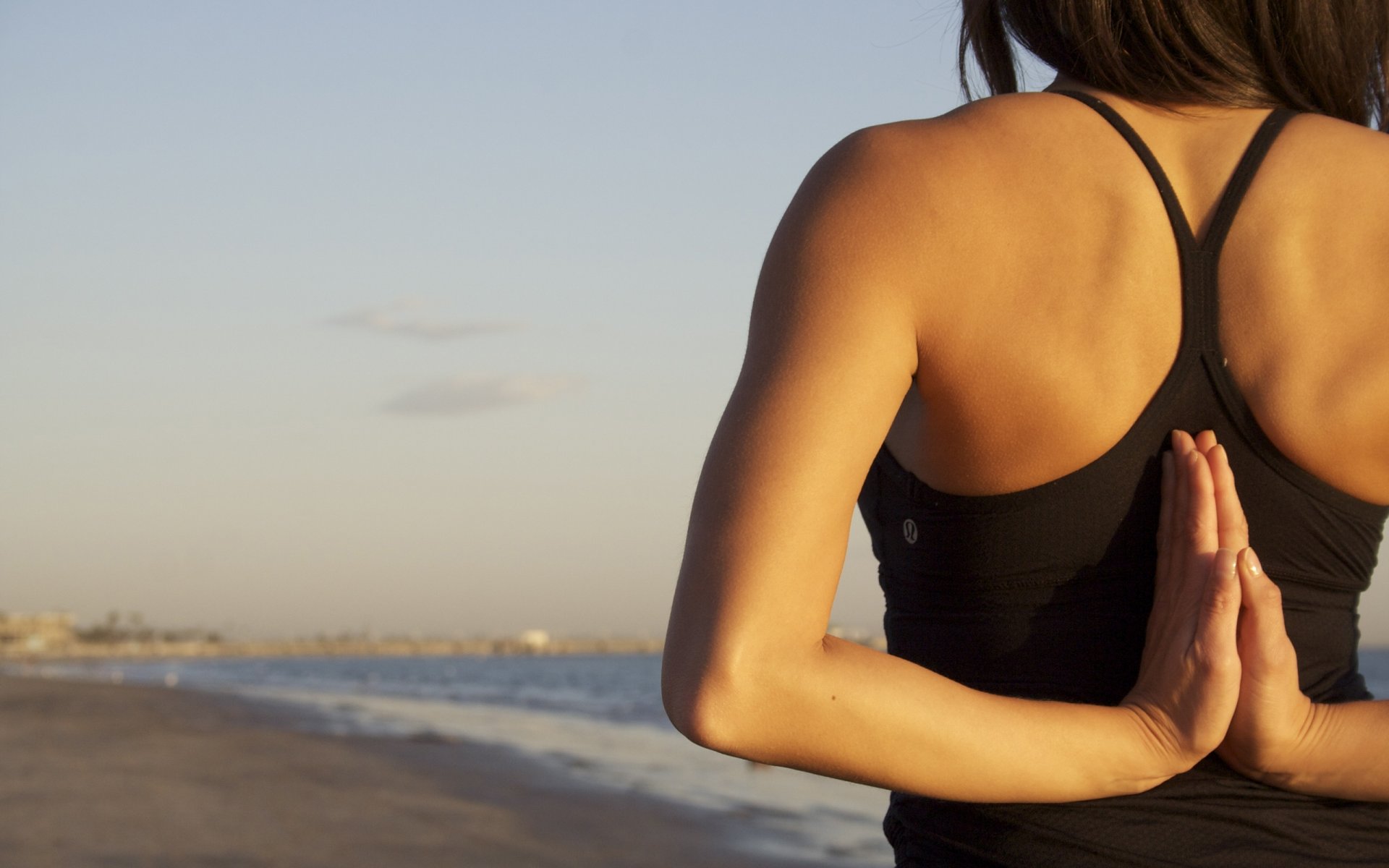 sommer meer ufer sand brandung morgen mädchen pose yoga