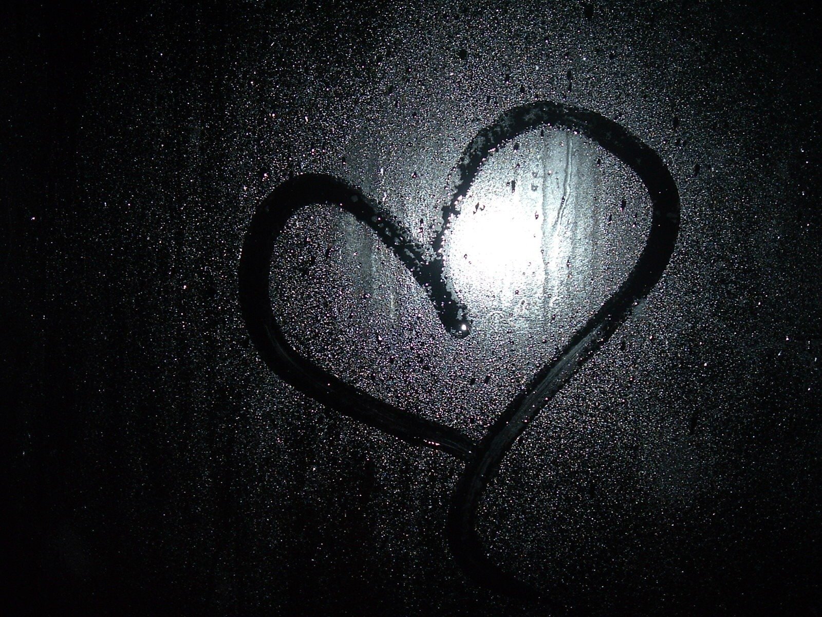 vidrio gotas lluvia amor corazón fondo de pantalla oscuro negro