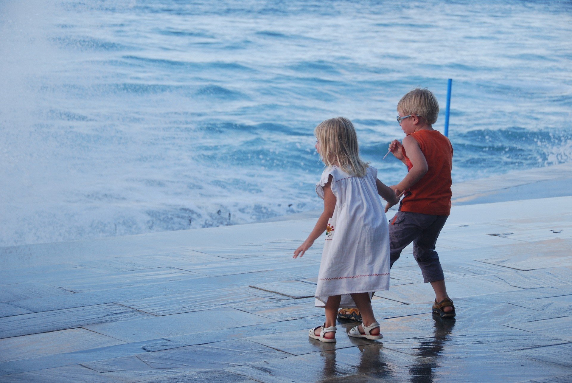 мальчик и девочка у моря