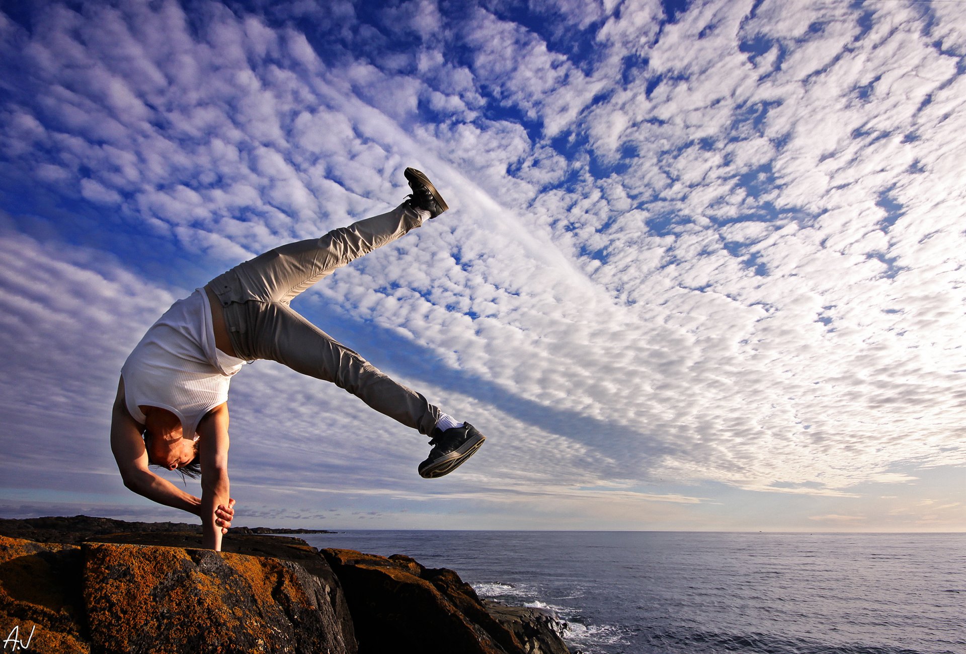 breaking mar hombre cielo nubes pose postura libertad horizonte serenidad paz espiritualidad