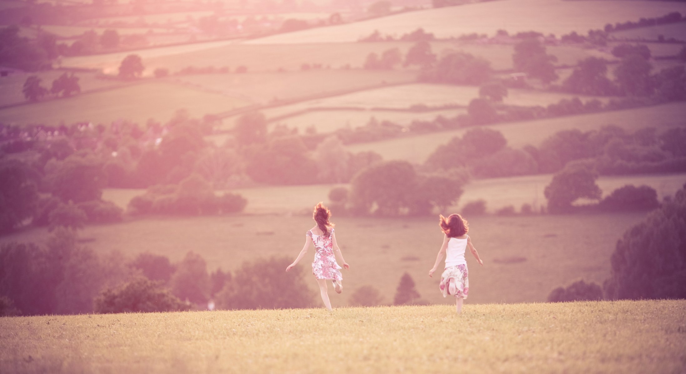 filles champs collines pentes humeur filles liberté joie été marche champ herbe soleil chaleur arbres paysage