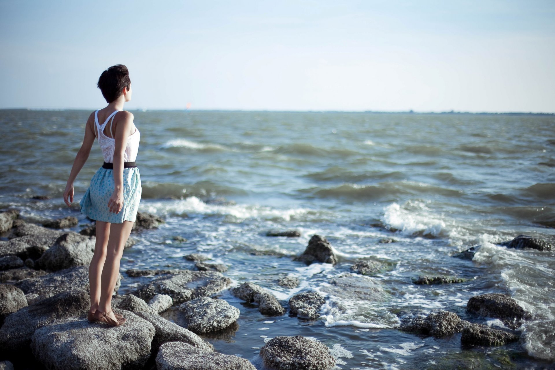 estate mare onde orizzonte cielo pietre ragazza umore sfondo carta da parati