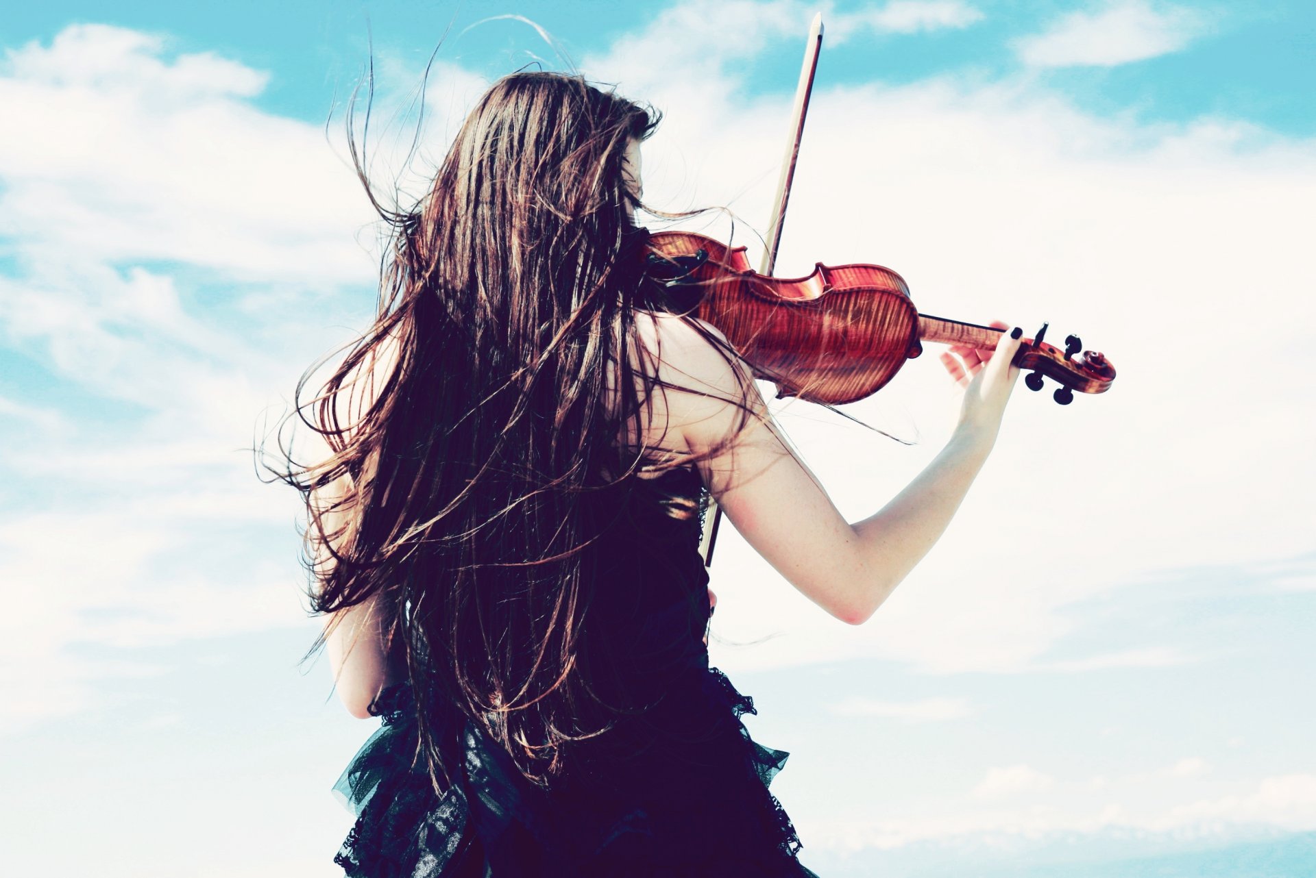 stimmung mädchen kleid violine wind himmel wolken