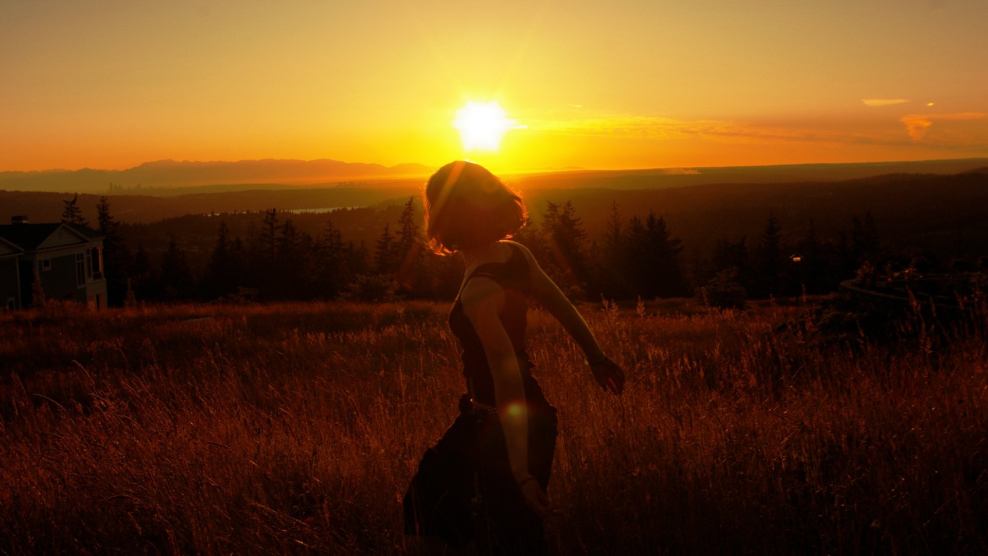 mädchen wald bäume hang ferne horizont natur berge himmel sonnenuntergang strahlen licht