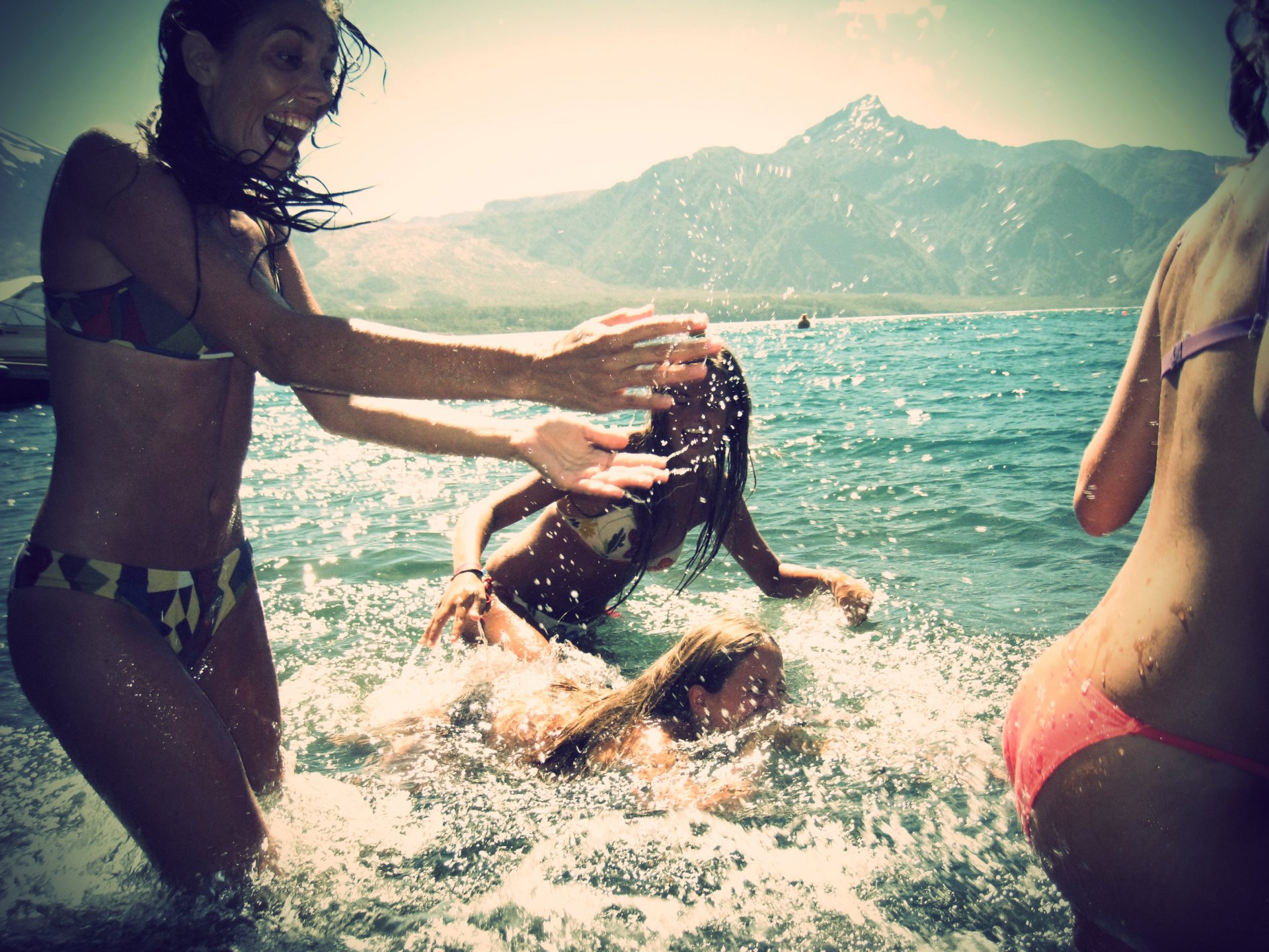 sommer meer spritzer spaß lächeln