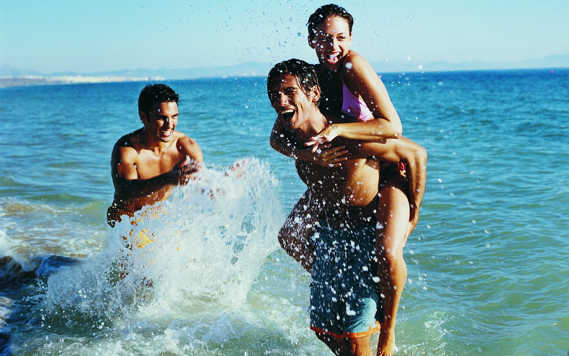 ragazzi ragazza mare spruzzi acqua