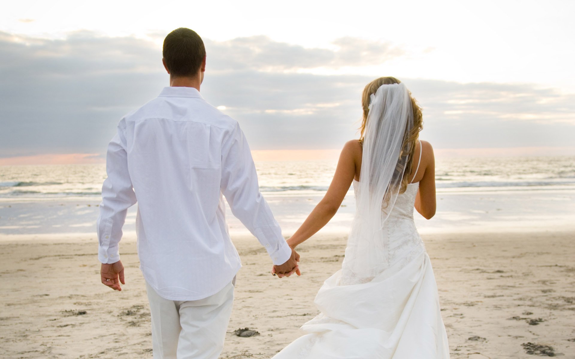 liebe hochzeit braut schleier brautpaar strand ozean