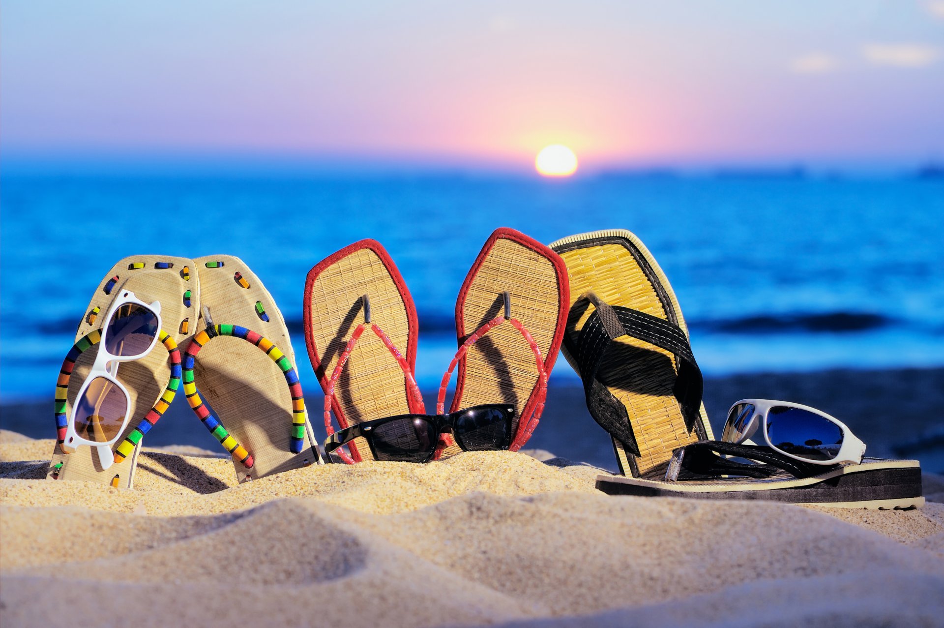 mar playa arena chanclas gafas puesta de sol verano vacaciones