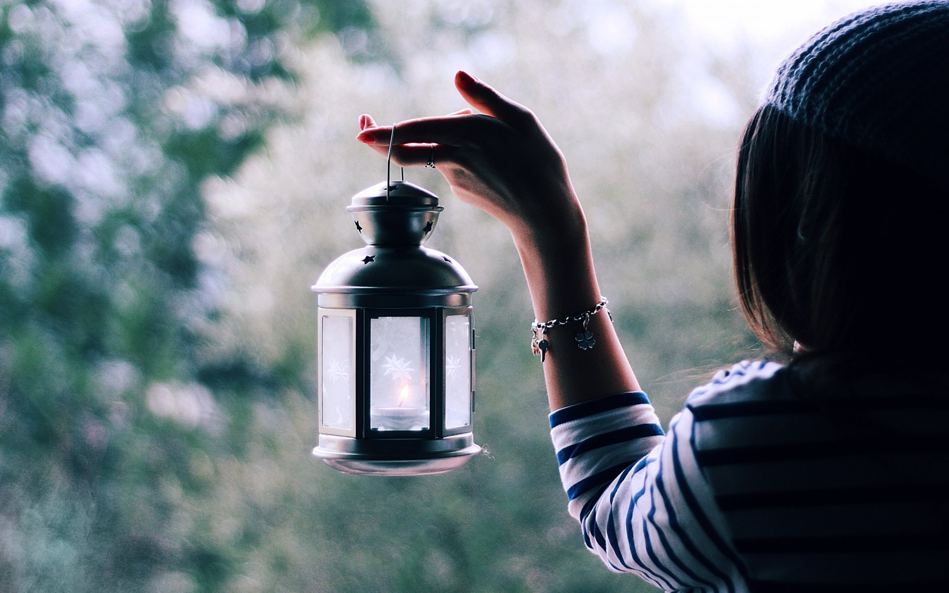 ragazza lanterna mano braccialetto capelli luce sfocatura luci umore