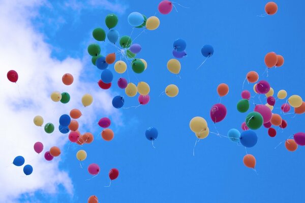 ¿Qué es una fiesta sin lanzar globos multicolores?