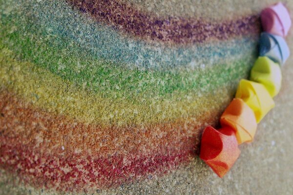 Étoiles multicolores-crayons pour créer des lignes créatives qui se transforment en un arc-en-ciel de couleur