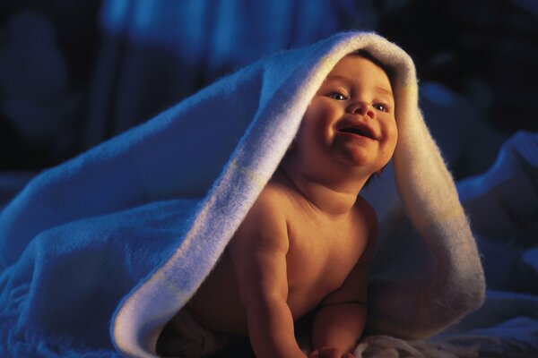 Heureux bébé sourit et se lève