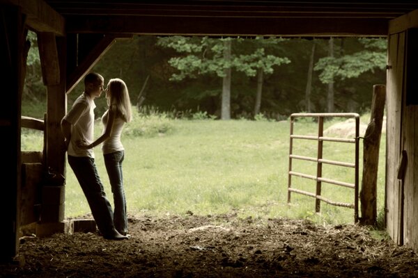 Romantisches Date im Stall in der Natur