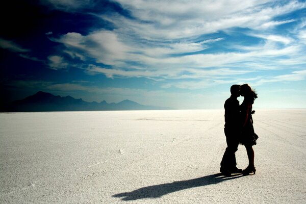 Mujer y hombre en el cielo o la tierra