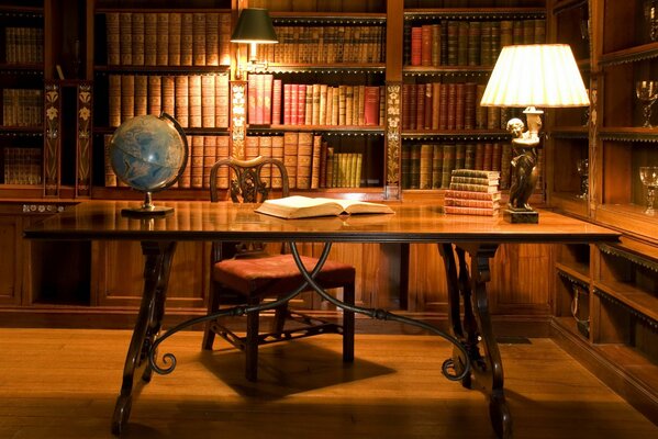 Bibliothèque ancienne avec Globe et verres