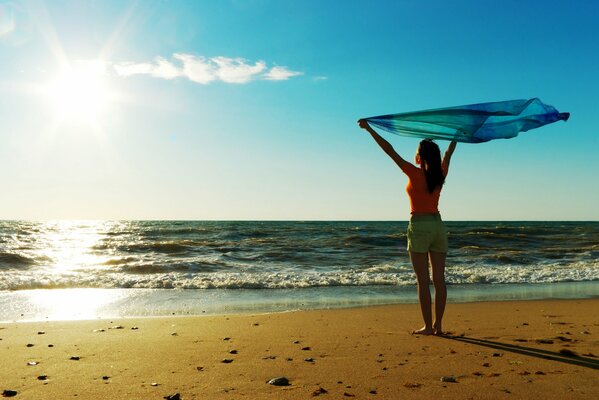 Fille debout sur la plage de sable