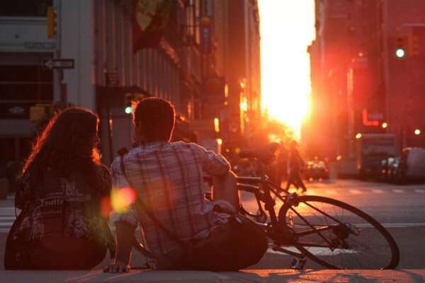 Sentimenti, ragazzo e ragazza sullo sfondo del tramonto