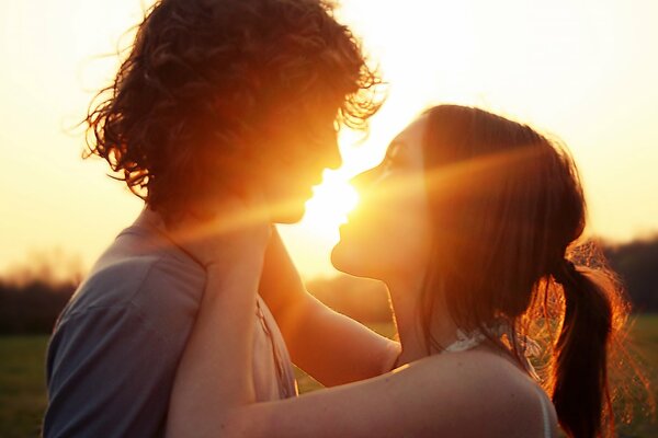 Couple d amoureux au coucher du soleil. Moment magique