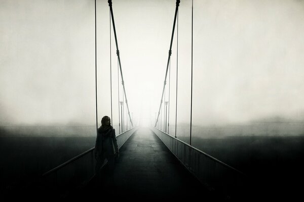 Ein Mann steht im Nebel auf einer Brücke