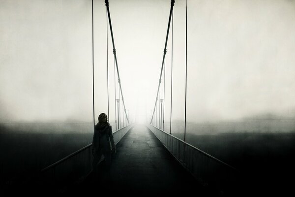 Uomo in piedi nella nebbia sul ponte