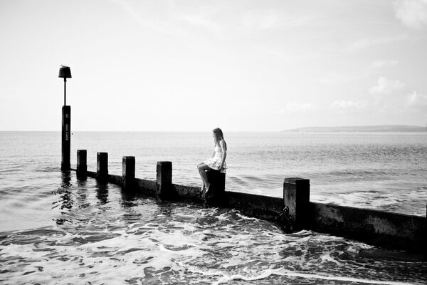 Ragazza in riva al mare, tutta la bellezza della serata