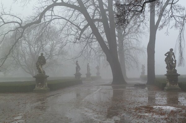 Скульптуры в тумане в весеннем парке