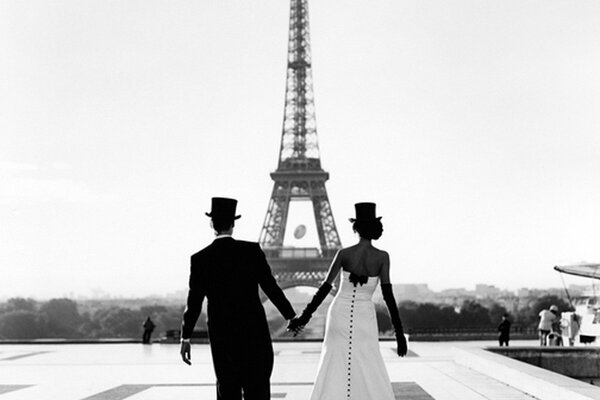 Foto en blanco y negro de París con un hombre y una mujer por el mango