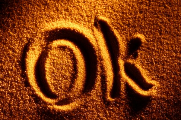 Die Inschrift auf dem Sand im goldenen Licht